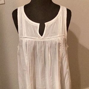 New with tags Lucky brand white sleeves.